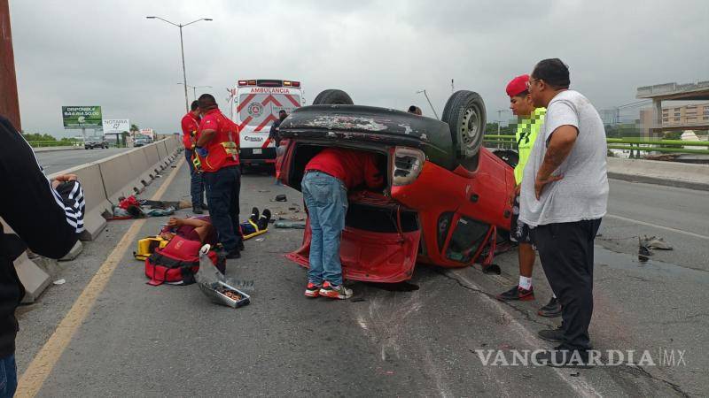 $!María Guadalupe “N” fue trasladada de urgencia a la clínica dos del Seguro Social, mientras que el conductor recibió atención en el lugar.