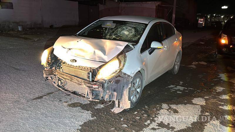 $!El auto quedo con daños visibles luego del choque que dejó a un joven con fractura expuesta y a un menor detenido.