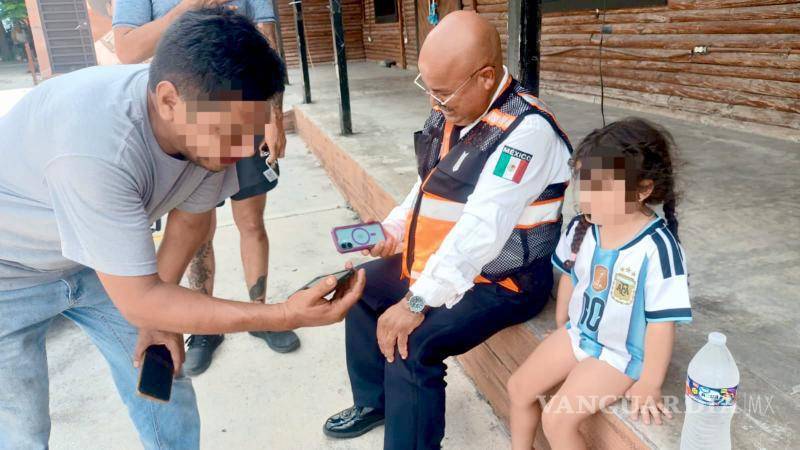 $!Rescatan a menor de tres años que caminaba sola en la vía pública en NL