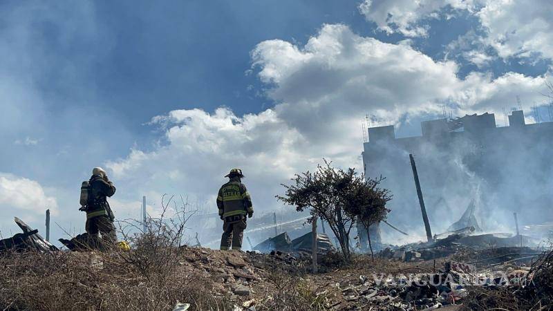 $!Vecinos ayudaron a las familias afectadas a recuperar pertenencias antes de que las llamas destruyeran sus hogares.