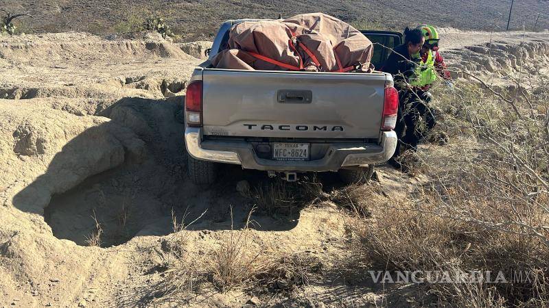 $!Paramédicos del Cuerpo de Bomberos atendieron en el lugar a una mujer lesionada tras el impacto.