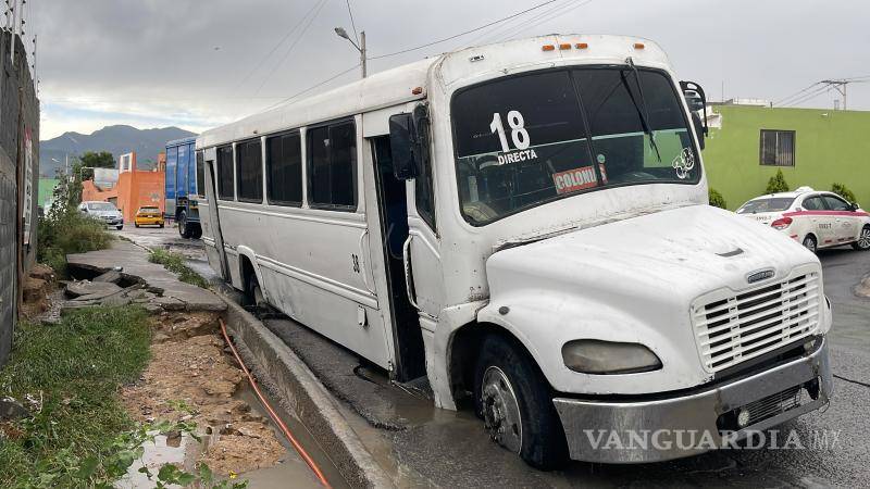 $!La unidad terminó ladeada.