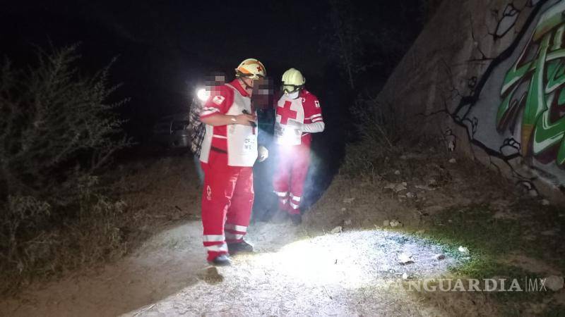 $!La señora, afectada por el accidente, fue trasladada a un hospital para su atención médica tras el incidente en la carretera Torreón-Saltillo.