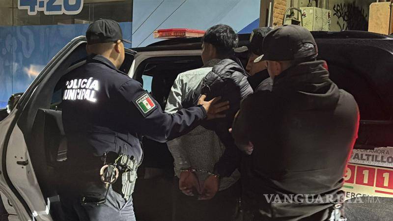 $!Policías detuvieron a tres sujetos señalados por agredir a dos jóvenes durante un intento de asalto a la salida de un bar.