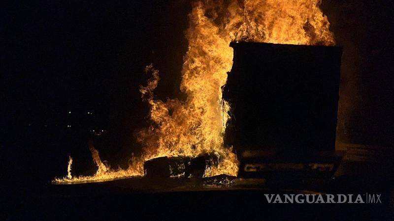 $!El incendio consumió por completo la cabina del tráiler, obligando al cierre total de la vialidad en Los Chorros.