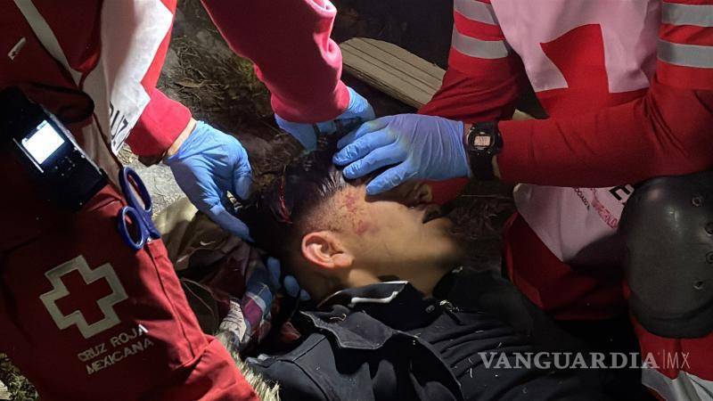 $!Un motociclista resultó gravemente lesionado tras derrapar sin casco y golpearse contra el pavimento.