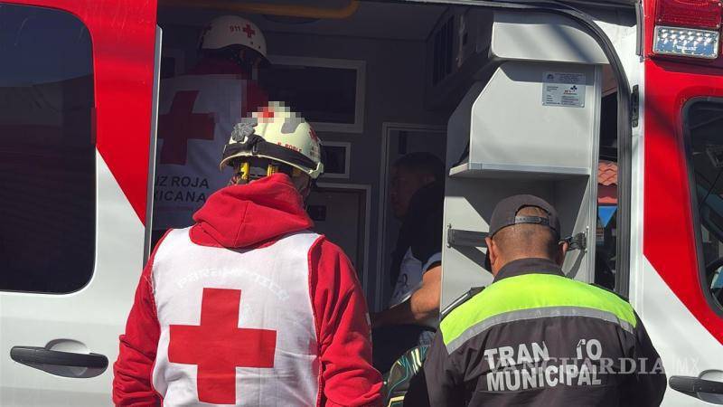 $!Elementos de la Policía Municipal tomaron conocimiento del accidente en el cruce de Libertad y Bellavista.