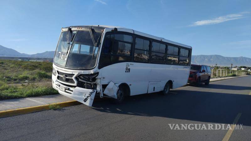 $!La unidad de transporte colisionó contra el costado de una camioneta particular.