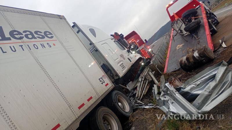 $!Elementos de la Guardia Nacional abanderaron la zona para prevenir otro percance mientras se realizaban las maniobras.