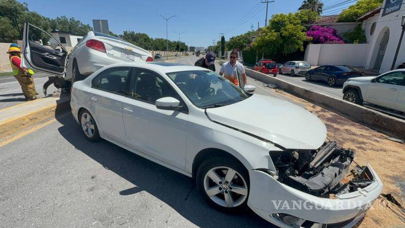 $!Pese a lo aparatoso del accidente, los ocupantes de ambos vehículos fueron valorados en el lugar por personal de Bomberos de la estación tres, sin que se reportaran lesiones.