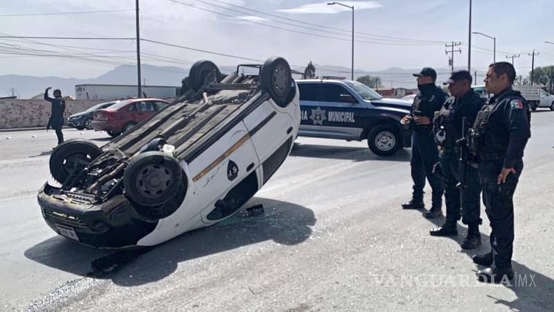 $!Personal de la Policía Municipal detuvo al responsable y a la acompañante, quien se dice era una amiga a la que fue a ver para presumirle el auto.