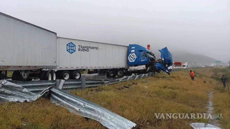 $!La barrera fue destruida por el tráiler.