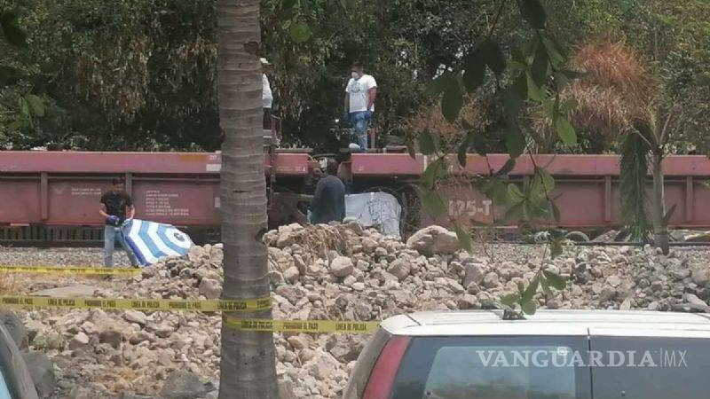 $!Tren se lleva camioneta en Colima, mueren hombre y sus dos hijas de 4 y 8 años