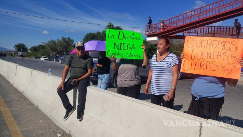 $!Los manifestantes pidieron la intervención de autoridades educativas para atender sus demandas.