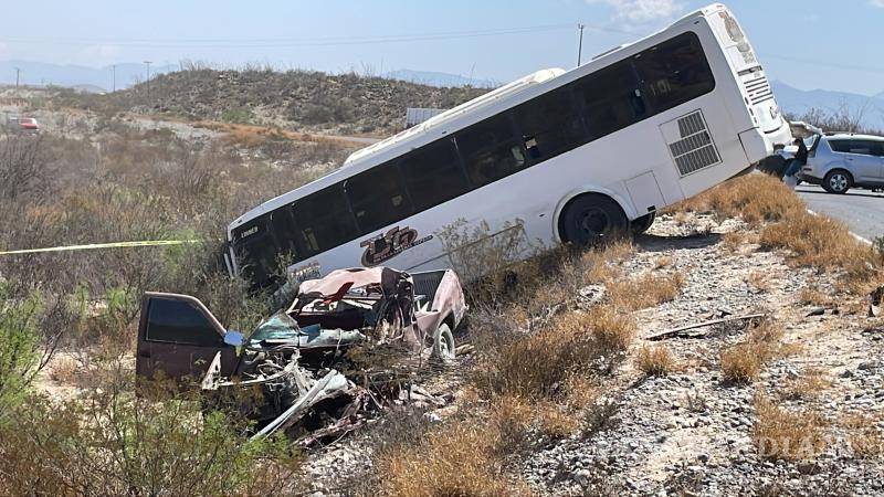 $!Se solicitó el apoyo del personal de Bomberos para la extracción del cuerpo que quedó en la camioneta.