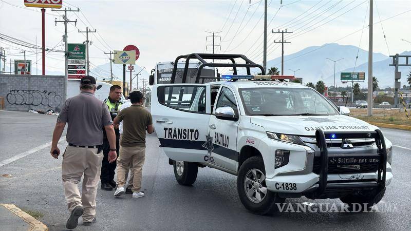 $!Agentes de Tránsito Municipal resguardaron la zona mientras se valoraba la condición del conductor.