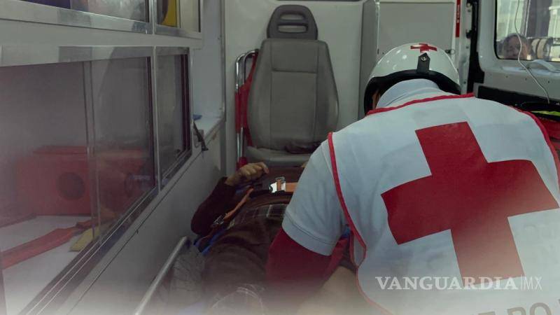 $!Cae mujer de transporte público y es trasladada al hospital en Saltillo