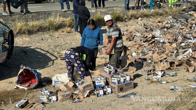 $!Vuelca tráiler cargado de cerveza y ‘hacen su agosto’ con la carga, en la carretera a Torreón