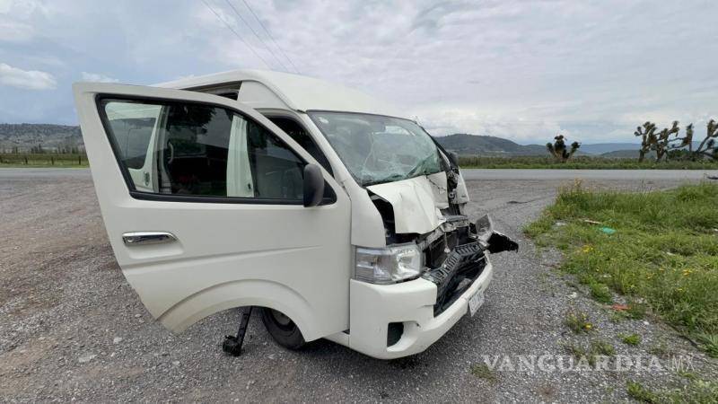 $!Elementos de la Guardia Nacional acudieron al sitio del accidente sobre la carretera a Matehuala.