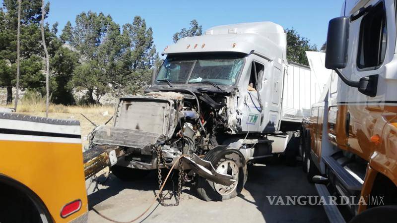 $!Las maniobras para retirar el tráiler se extendieron hasta la mañana del domingo, afectando el tráfico en la zona.