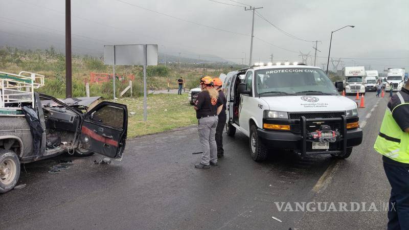 $!El accidente registrado a la altura del kilómetro 56 de la carretera a Saltillo dejó tres personas lesionadas y generó restricciones parciales a la circulación vehicular.
