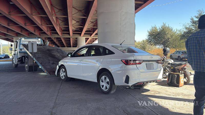 $!El Toyota Yaris impactó un poste después de la colisión, registrando daños materiales de consideración.