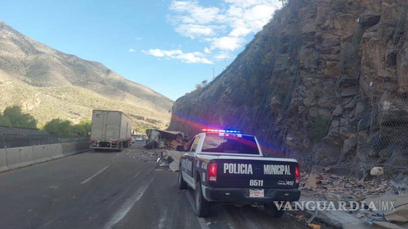 $!Policía Municipal de Arteaga cerró un carril para evitar otro accidente y agilizar maniobras.