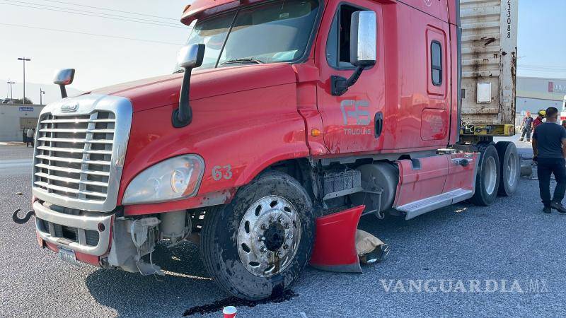 $!El vehículo Ford Fiesta no pudo detenerse ni esquivar el golpe y chocó con la cabina del tráiler.