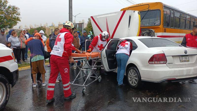 $!El conductor del automóvil resultó herido en el incidente, aunque afortunadamente no quedó atrapado en su vehículo.