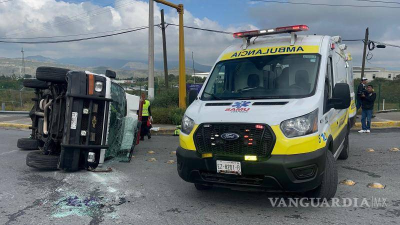 $!Tras el impacto, la ambulancia y el automóvil quedaron con serios daños.