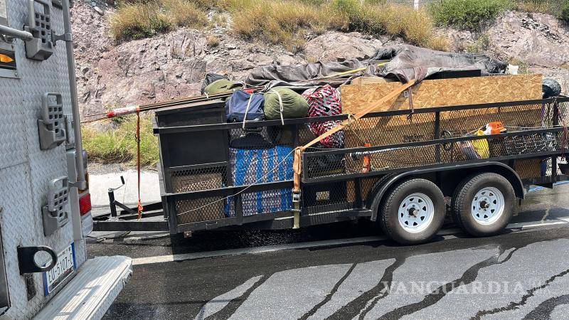 $!El remolque fue desprendido de la camioneta para evitar que fuera presa de las llamas.