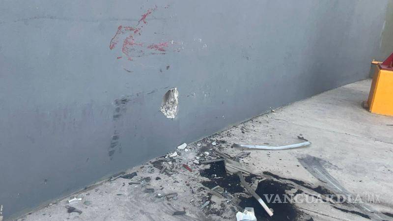 $!La barda perimetral de la tienda de conveniencia quedó dañada por el impacto del vehículo.