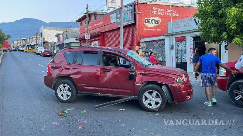 $!La camioneta Jeep muestra los daños sufridos después de volcar sobre el camellón central del bulevar Vicente Guerrero en Saltillo.
