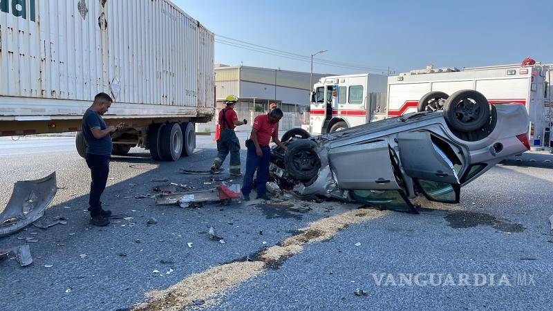 $!El personal de bomberos de Ramos Arizpe llegó al lugar para prestar servicios prehospitalarios y los lesionados fueron llevados a un hospital para su valoración.