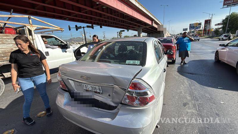$!Las unidades involucradas quedaron varadas en plena vialidad, provocando una larga fila de vehículos.