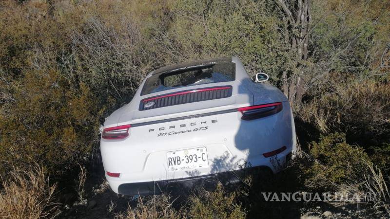 $!El Porsche quedó severamente dañado tras invadir el carril contrario y protagonizar el impacto frontal en la curva del kilómetro 17.