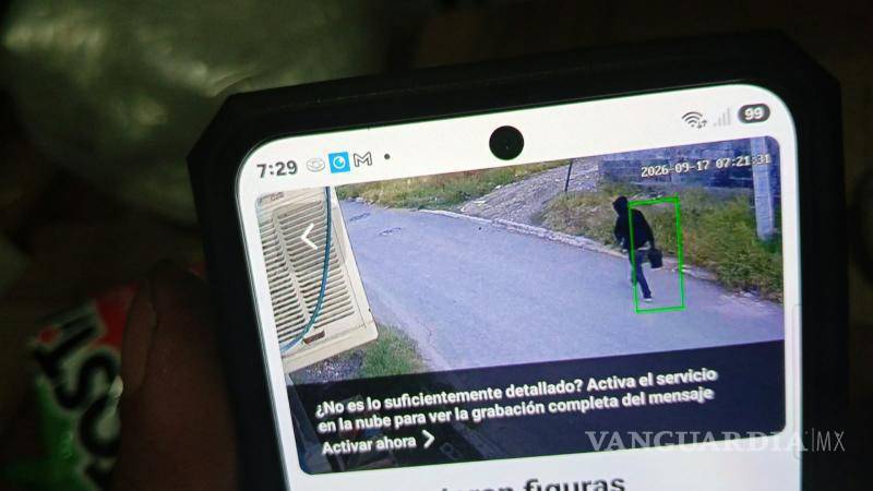 $!Cámaras de vigilancia captaron al presunto responsable desplazándose por la calle con pertenencias sustraídas en el sector poniente.