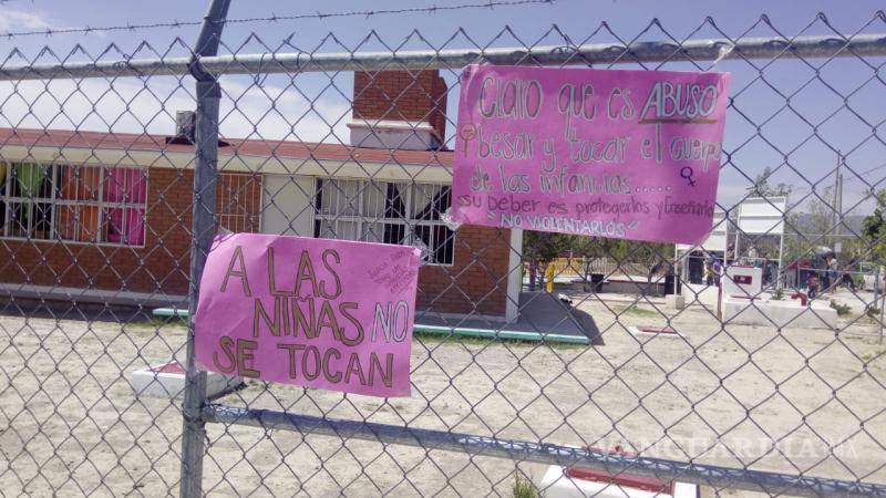 $!Con carteles y a modo de manifestación, las madres de familia solicitaron que no se toque más a las niñas y no se cometan más abusos.