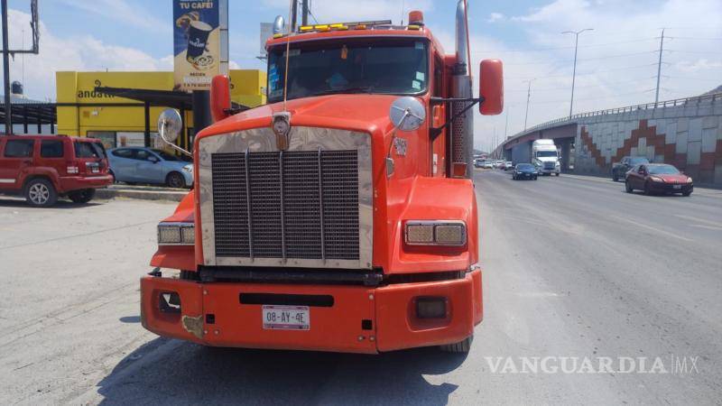 $!Autoridades recomendaron evitar la zona del accidente mientras continuaban los trabajos de limpieza para reducir riesgos.