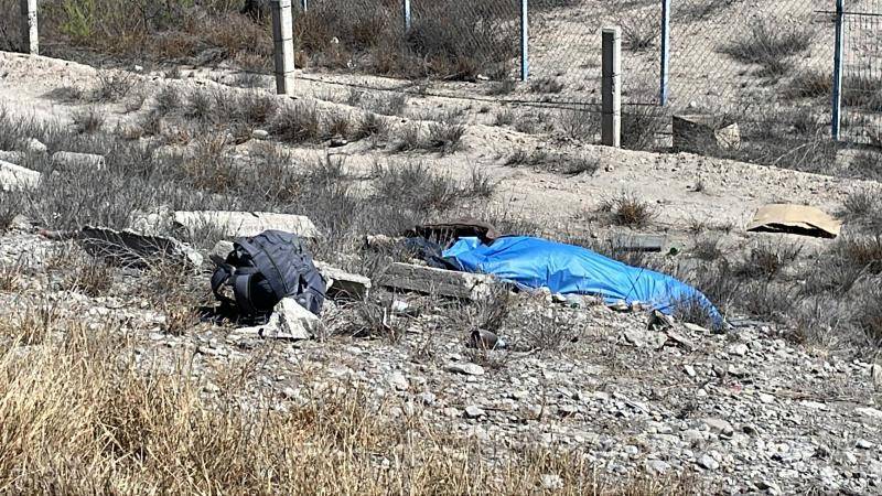 $!La identificación estaba a nombre de Carlos Othoniel Castellanos Martínez, 59 años, quien se confirmó era el mismo que yacía en el pavimento.