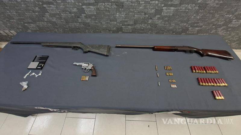 $!Cateos de la FGR dejan dos detenidos, así como el aseguramiento de narcóticos y armas, en NL