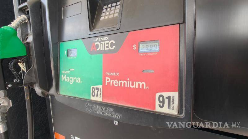 $!La gasolina premium en Saltillo alcanzó los 29.99 pesos por litro en al menos 26 estaciones, acercándose al histórico tope de 30 pesos.