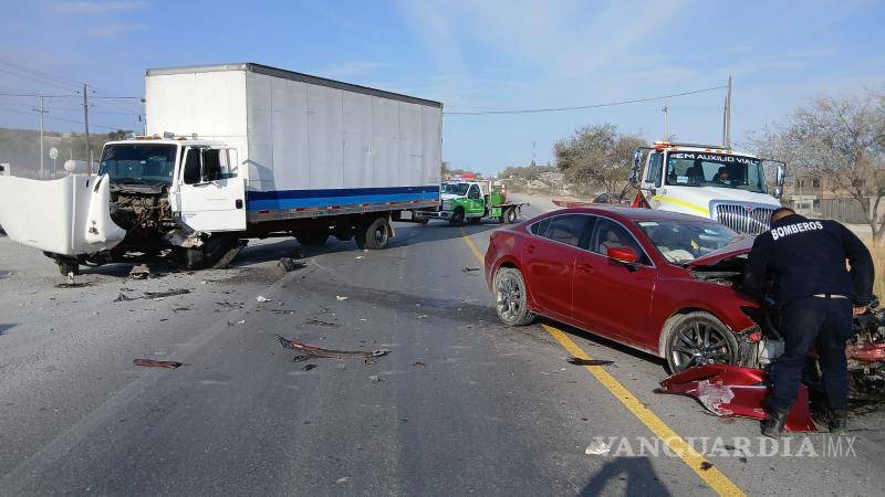$!Elementos de Protección Civil y Bomberos revisan la zona del percance.