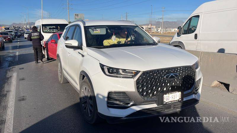 $!Cajas de plástico esparcidas sobre el bulevar Fundadores provocaron un accidente múltiple.