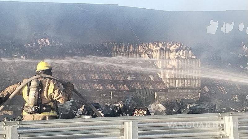 $!La autopista fue parcialmente cerrada mientras se realizaba el peritaje y la revisión de los tractocamiones afectados.