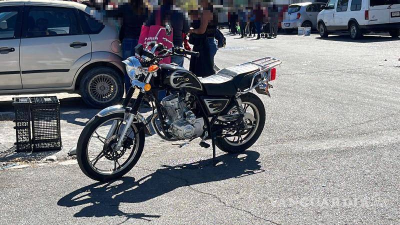 $!El conductor de la moto, José de Jesús ¨N¨, fue trasladado al Hospital General de Saltillo.