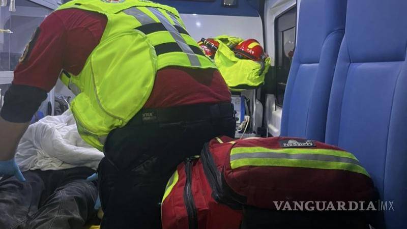 $!Paramédicos brindaron atención de emergencia al hombre lesionado y lo trasladaron de inmediato a un hospital de Saltillo, donde ingresó con graves lesiones internas derivadas del atropello ocurrido en la colonia Santa Fe.