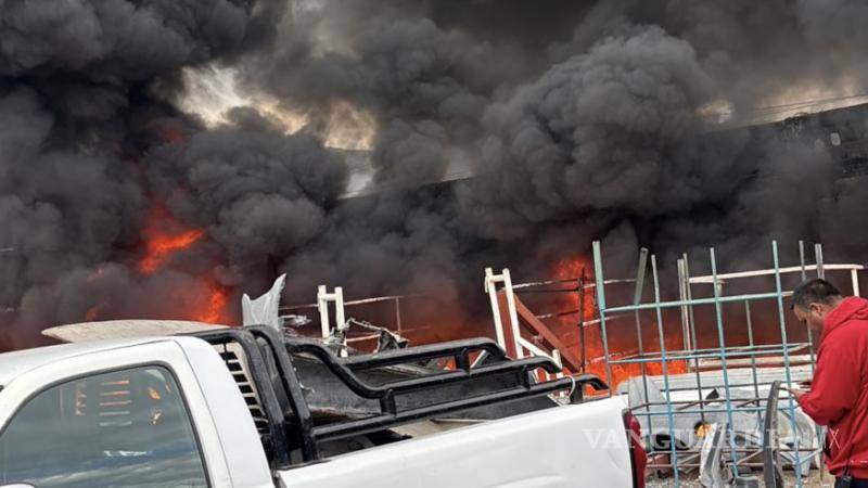 $!El incendio se registró la mañana de este sábado en un yonke del sector Estrella de David.