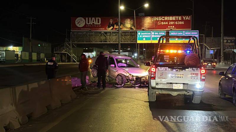 $!Un automóvil Volkswagen Clásico quedó severamente dañado tras impactarse contra ballenas de concreto y provocar escombros sobre carriles contrarios.