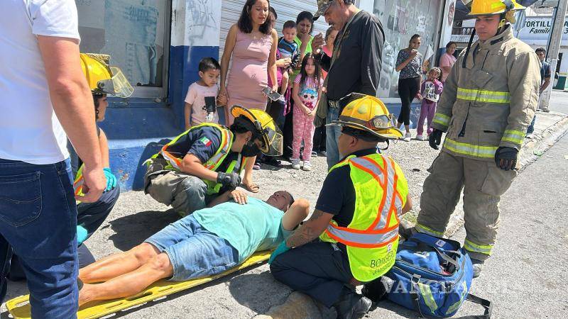 $!Personal del cuerpo de bomberos brindó atención a la mujer de 61 años tras el atropello.